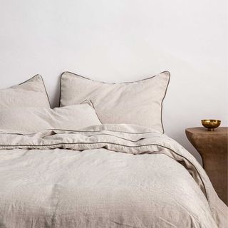 neutral linen bedding with black edging 