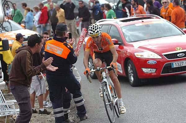Samuel S&aacute;nchez (Euskaltel-Euskadi) ascends the final climb.