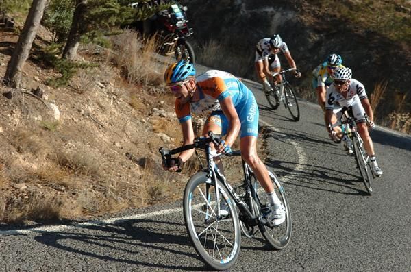 Ryder Hesjedal (Garmin-Slipstream) looks through to the corner.