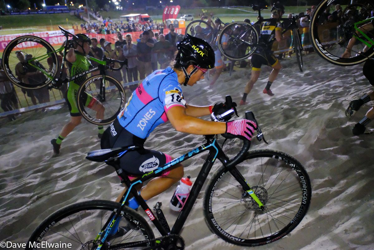 Courtenay McFadden(USA) running to a top ten finish at CrossVegas