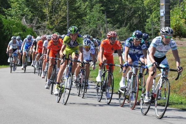 The peloton attempt to reel in the break