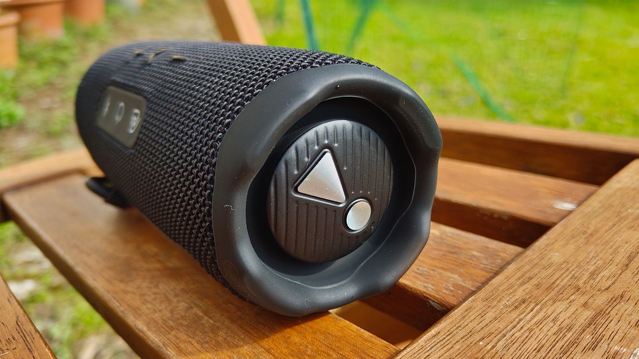JBL Flip 7 wireless speaker