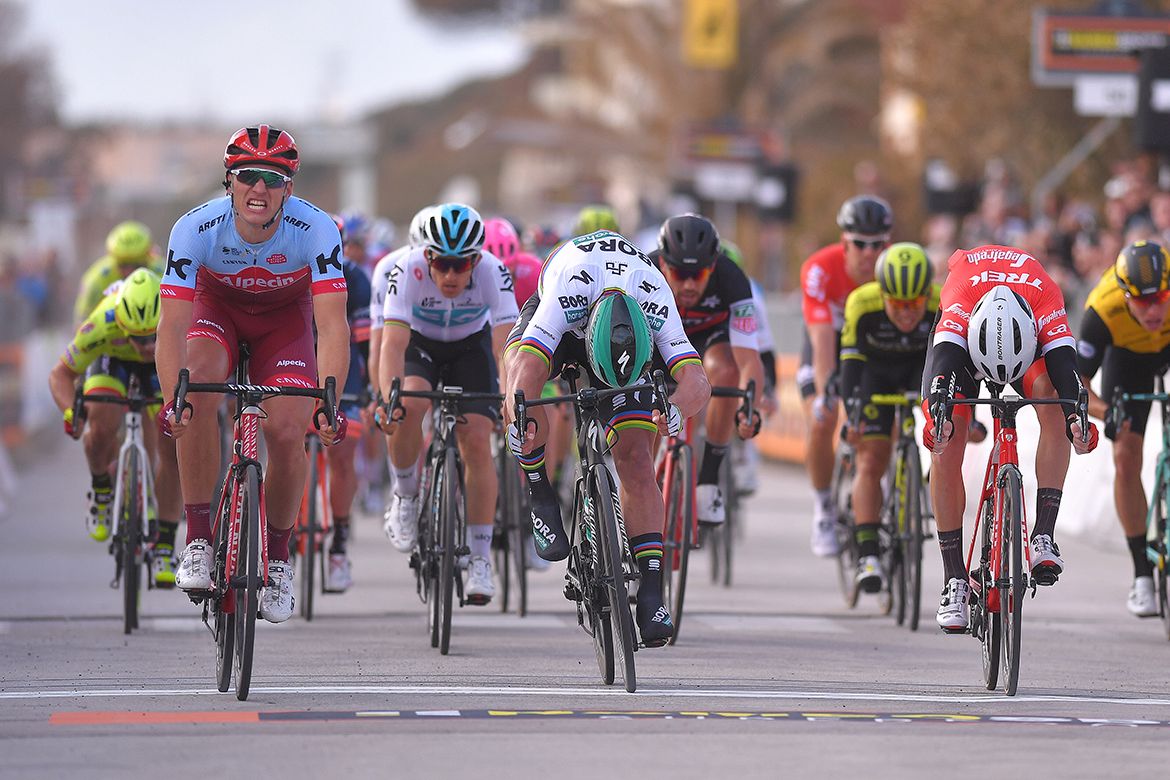Peter Sagan (Bora-Hansgrohe) too late with the bike throw to beat Kittel