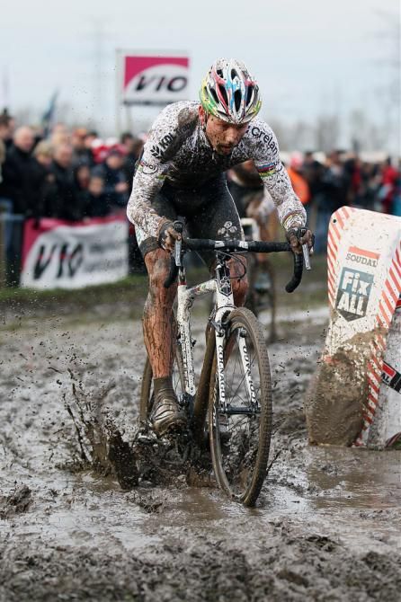 Sven Nys (Crelan-KDL) powers through the mud at Jaarmarktcross Niel