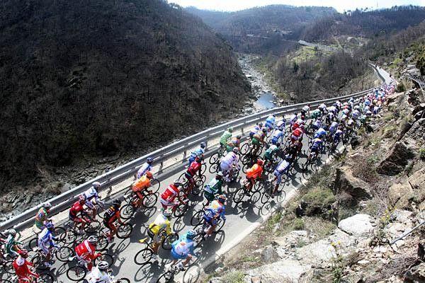 The peloton rides through the hills that separate the Po area from the ocean.