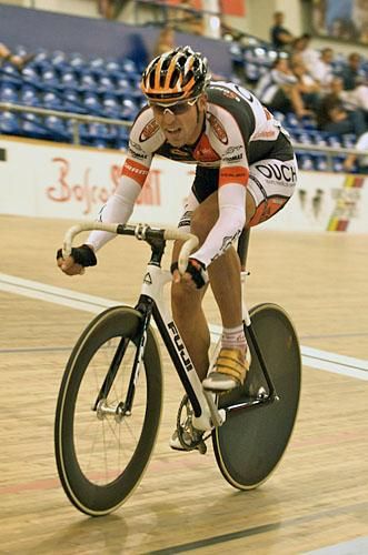 Bobby Lea (OUCH pb Maxxis) took out the men's scratch race.