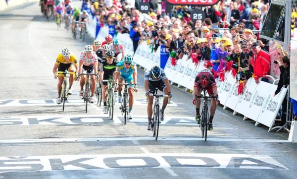Alberto Contador (Saxo Bank-Sungard) and Cadel Evans (BMC) dive for the line in a thrilling finish atop the Mur-de-Bretagne.