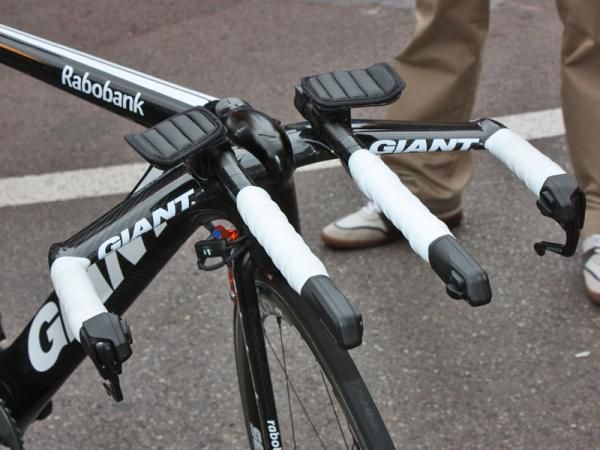As far as we're aware right now, the integrated carbon aerobar setup currently used by the Rabobank team is among the items that will make it into the production version of the bike.
