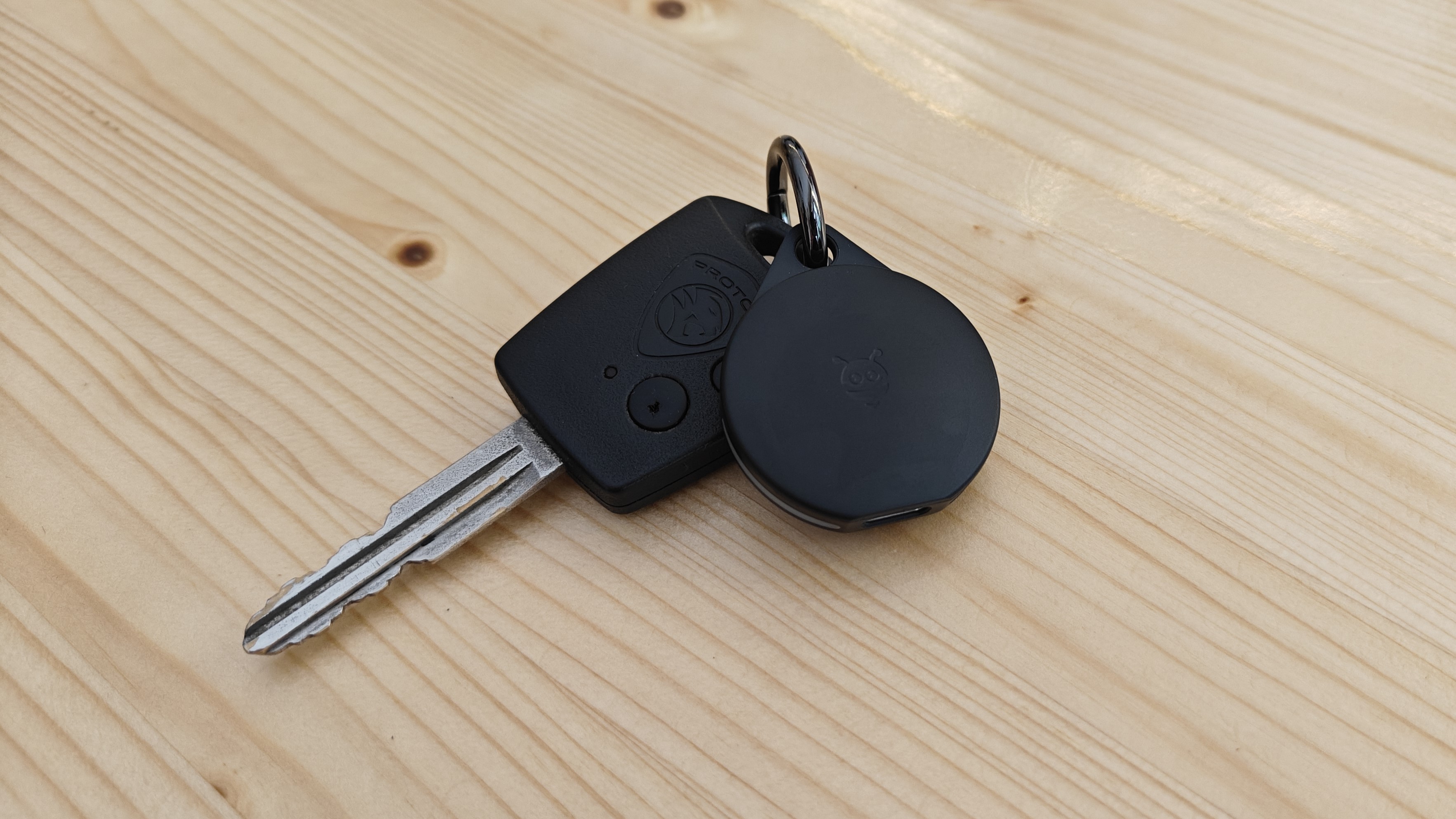 車のキーに取り付けられる、Google Find My Device ネットワークと互換性のある Android 用 Pebblebee Clip。