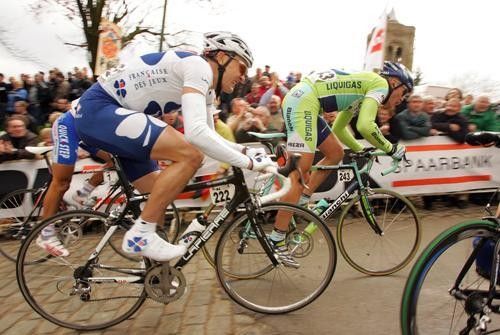 Baden Cooke (Francaise des Jeux) keeps up with Magnus Backstedt (Liquigas-Bianchi).