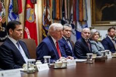 Marco Rubio, US secretary of state, US President Donald Trump, Pete Hegseth, US secretary of defense, Howard Lutnick, US commerce secretary, Susie Wiles, White House chief of staff, and Markwayne Mullin, secretary of the US Department of Homeland Security during a cabinet meeting at the White House