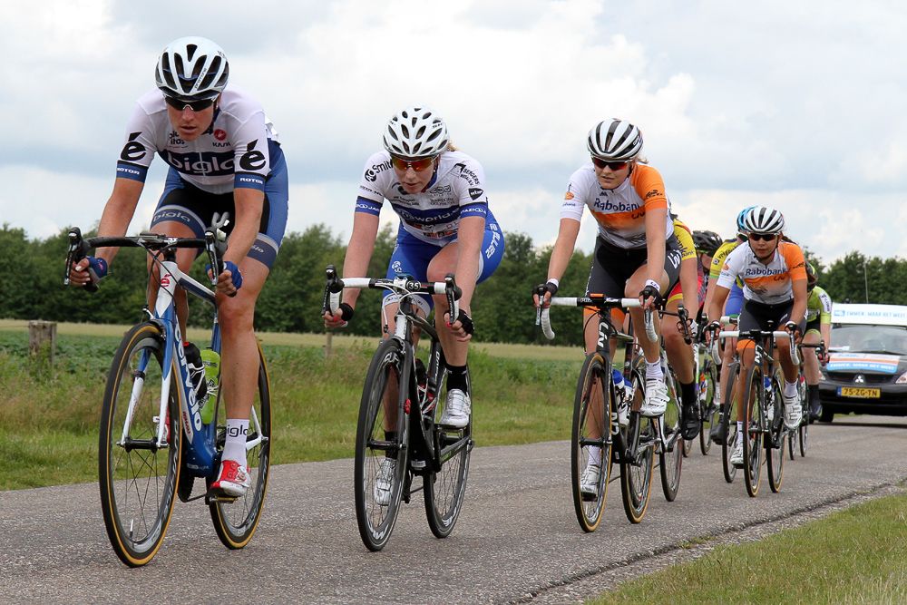 Vera Koedooder leads the bunch.