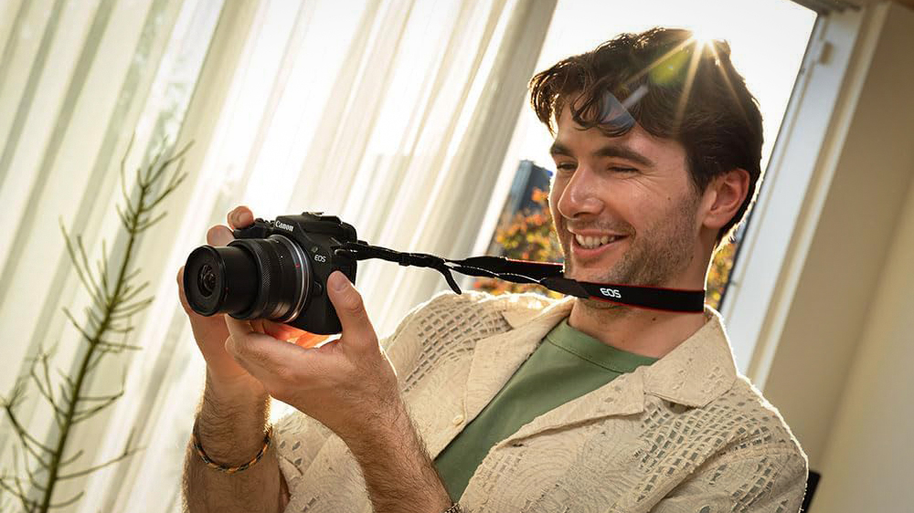 Photographer using the Canon EOS R100 indoors
