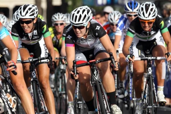 Chloe Hosking (Specialized - lululemon) in the bunch, surrounded by GreenEDGE riders.