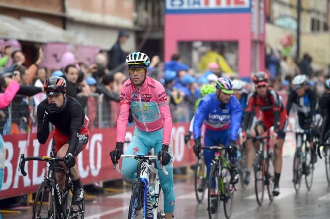 Vincenzo Nibali (Astana) successfully defended his maglia rosa on stage 12.