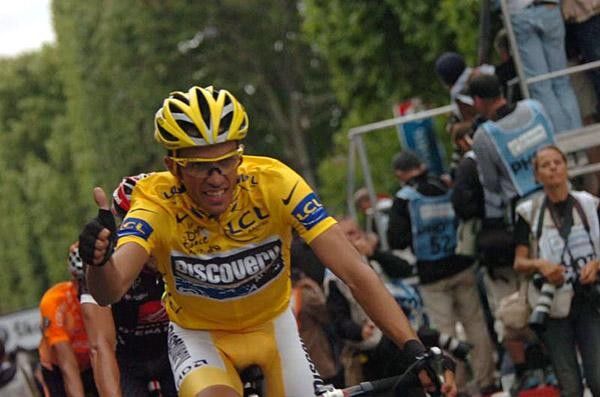 Thumbs up, Contador rode the last stage uncontested into Paris