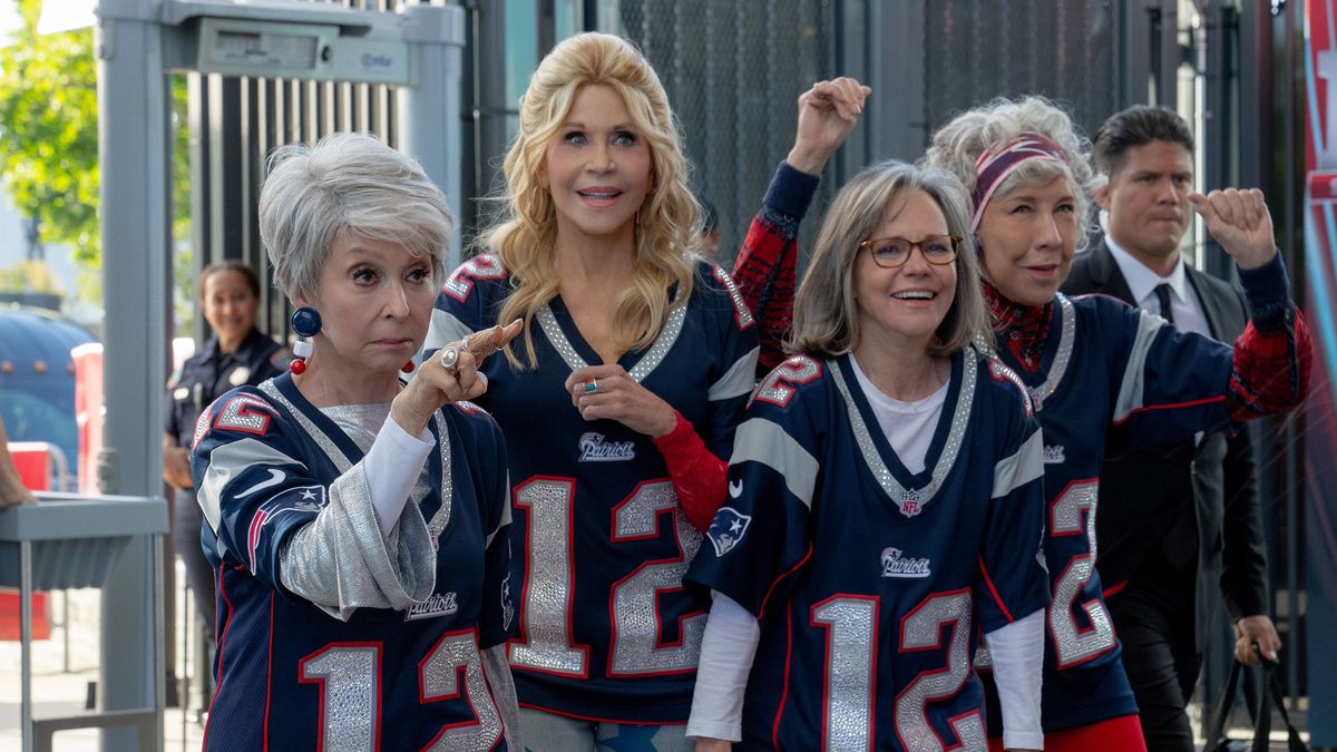 Rita Moreno, Jane Fonda, Sally Field and Lily Tomlin in New England Patriots jerseys in 80 for Brady