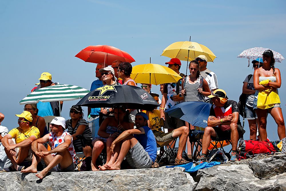 Fans seeking shade on climb to La Pierre-Saint-Martin