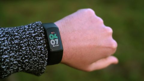 Fitbit Charge 6 om iemands pols