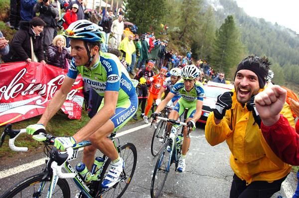 Ivan Basso (Liquigas - Doimo) leads teammate Vincenzo Nibali and Michele Scarponi (Androni Giocattoli) on the Mortirolo.