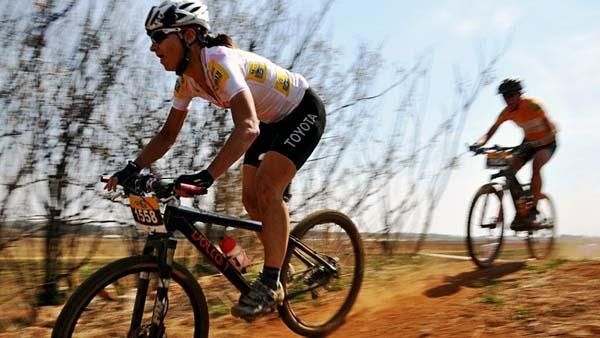 Yoland&eacute; De Villiers leads Ischen Stopforth to the line to take the win.