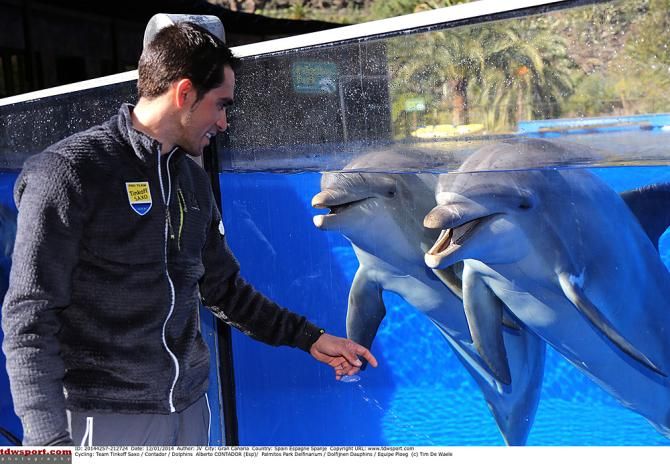 Alberto Contador meets the locals