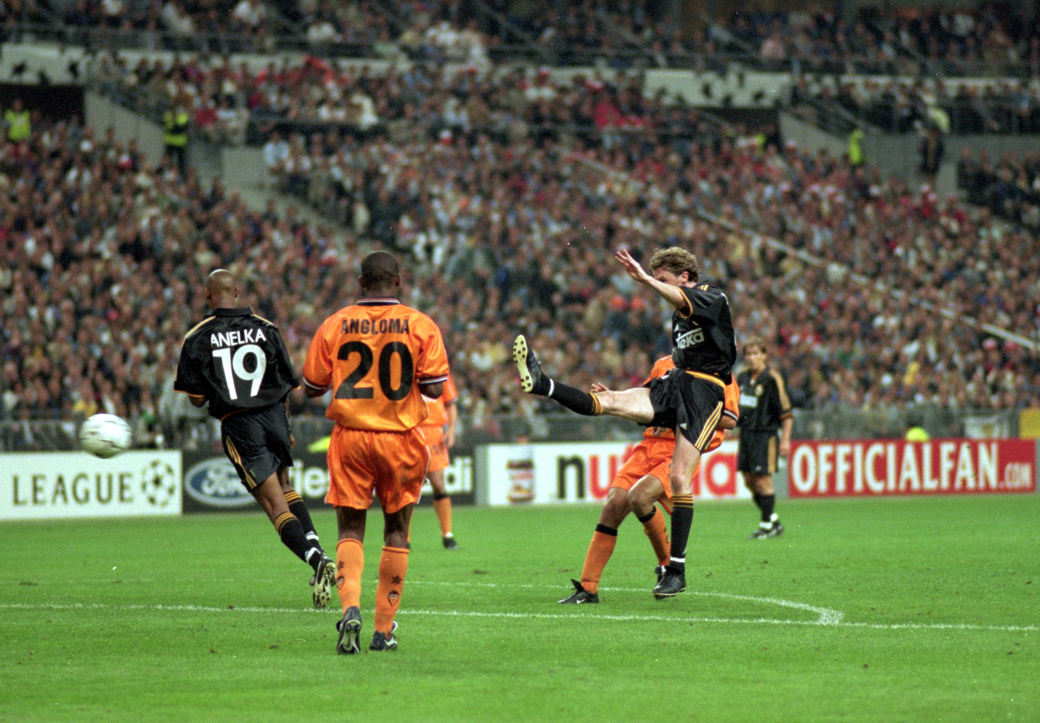 Steve McManaman scores for Real Madrid against Valencia in the 2000 Champions League final.