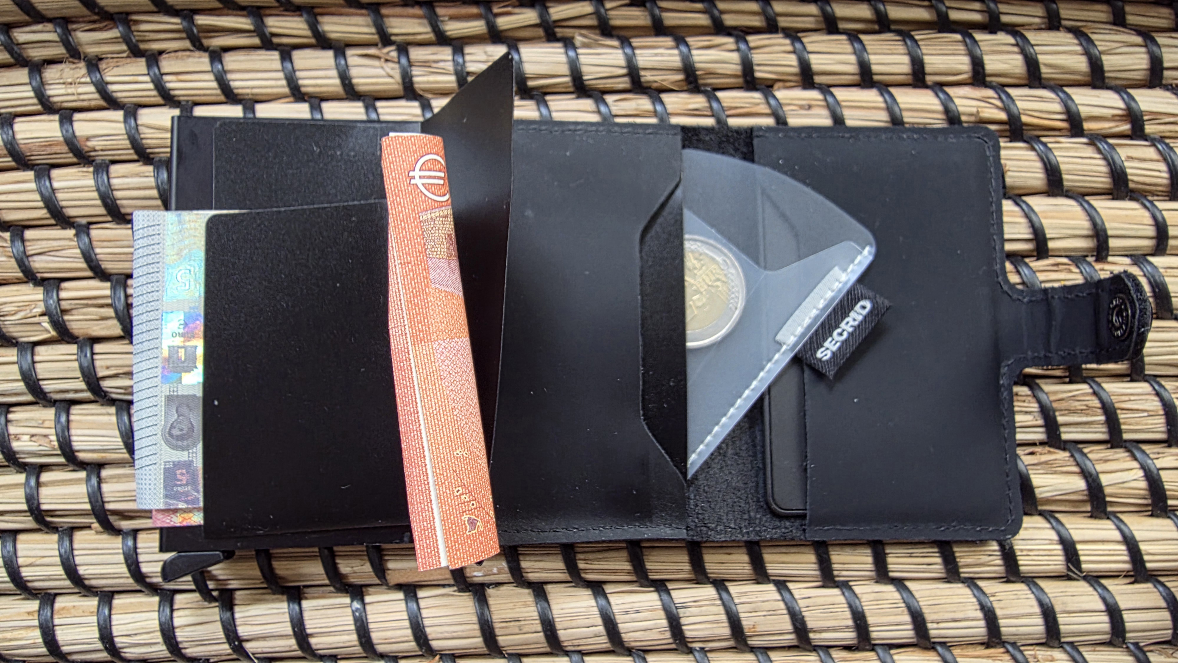 Chipolo x Secrid Trackable Miniwallet