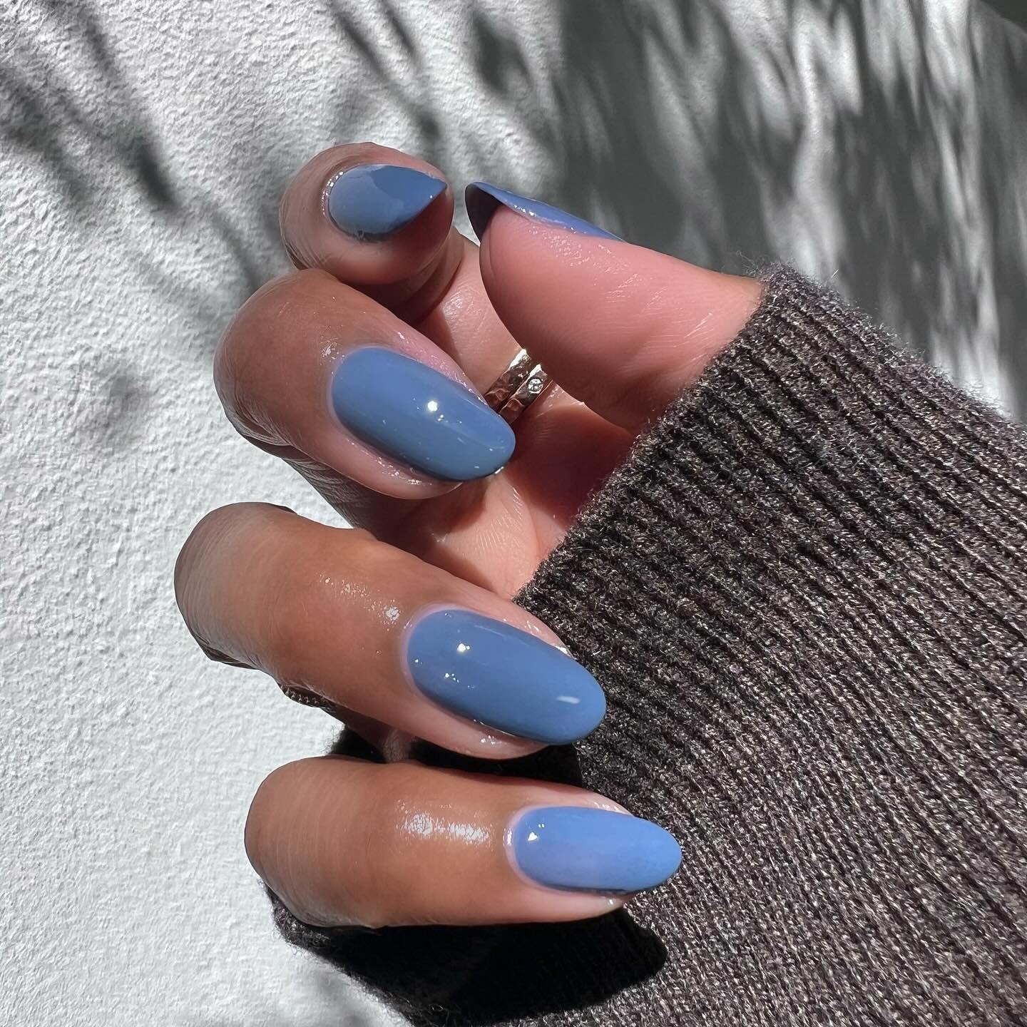 An image of muted gray-blue nails.