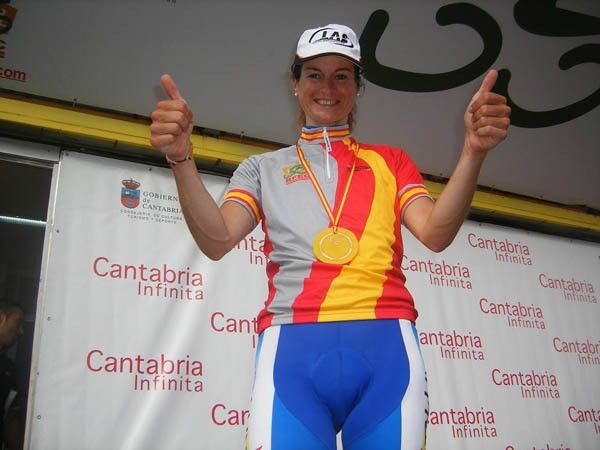 Marta Vila Josana (Dil&agrave;-Kuota) on the podium after winning the Spanish national championship