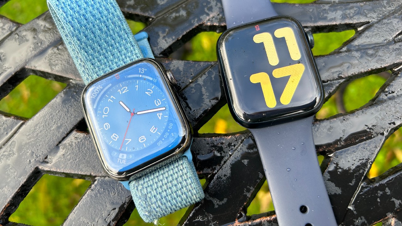 Apple Watch Series 8 (left) vs 7 (right)