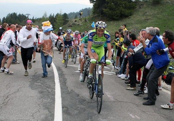 Ivan Basso (Liquigas) sets a fierce tempo approaching the mountain top finish.