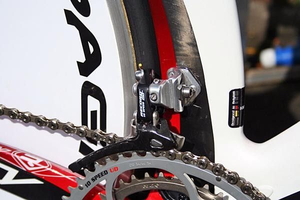 A Campagnolo Record derailleur is fitted to a riveted-on bracket on the side of the aero seat tube.