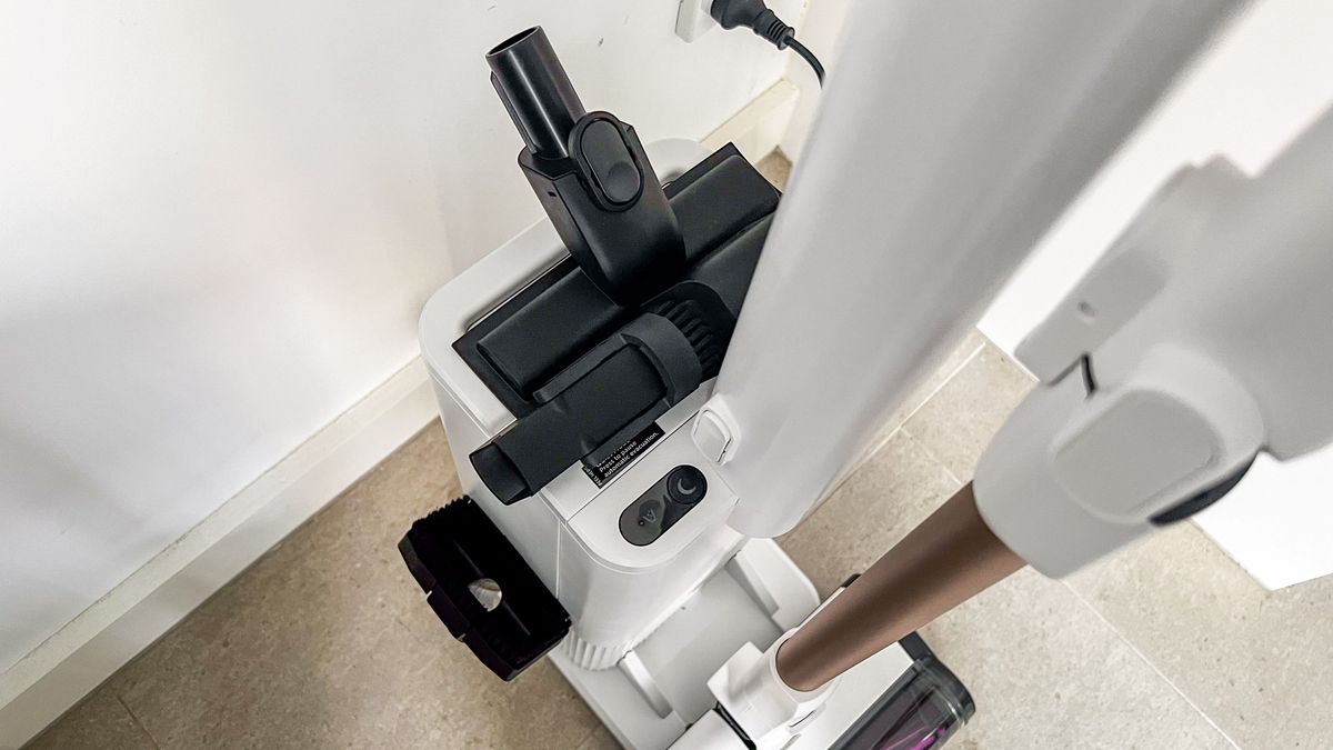 The accessories of the Shark Cordless Detect Pro on top of the docking station