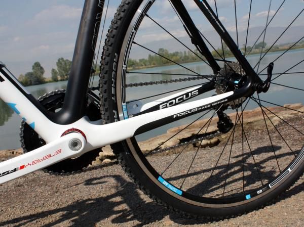 The fat and tall chain stays contribute to the impressively stout rear end