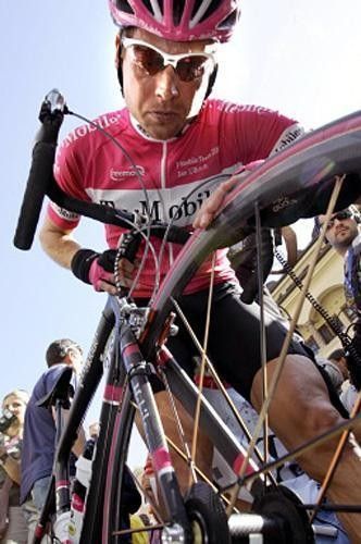 Jan Ullrich and the new wheel in the Tour of Germany