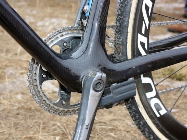 The offset down tube creates a handy exit point for the internally routed derailleur lines just below the bottom bracket shell's press-fit cups.