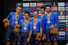 Italian team pursuit squad with silver medals