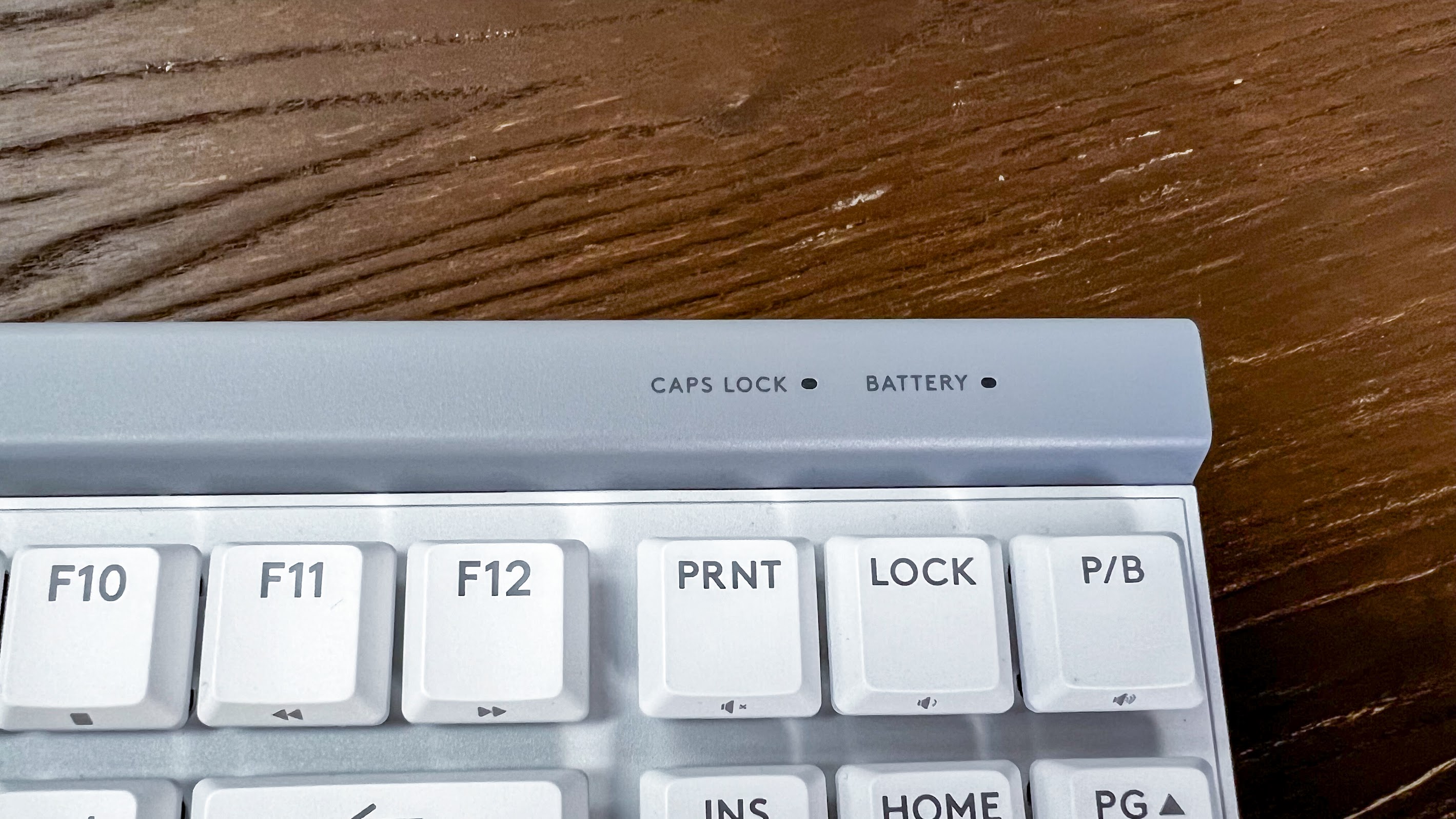 A closeup of the battery life and caps lock buttons on the Logitech G515