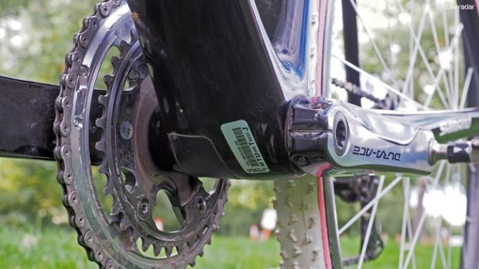 Since there are no mechanical derailleur cables used, the bottom bracket guide is replaced by a blank plate