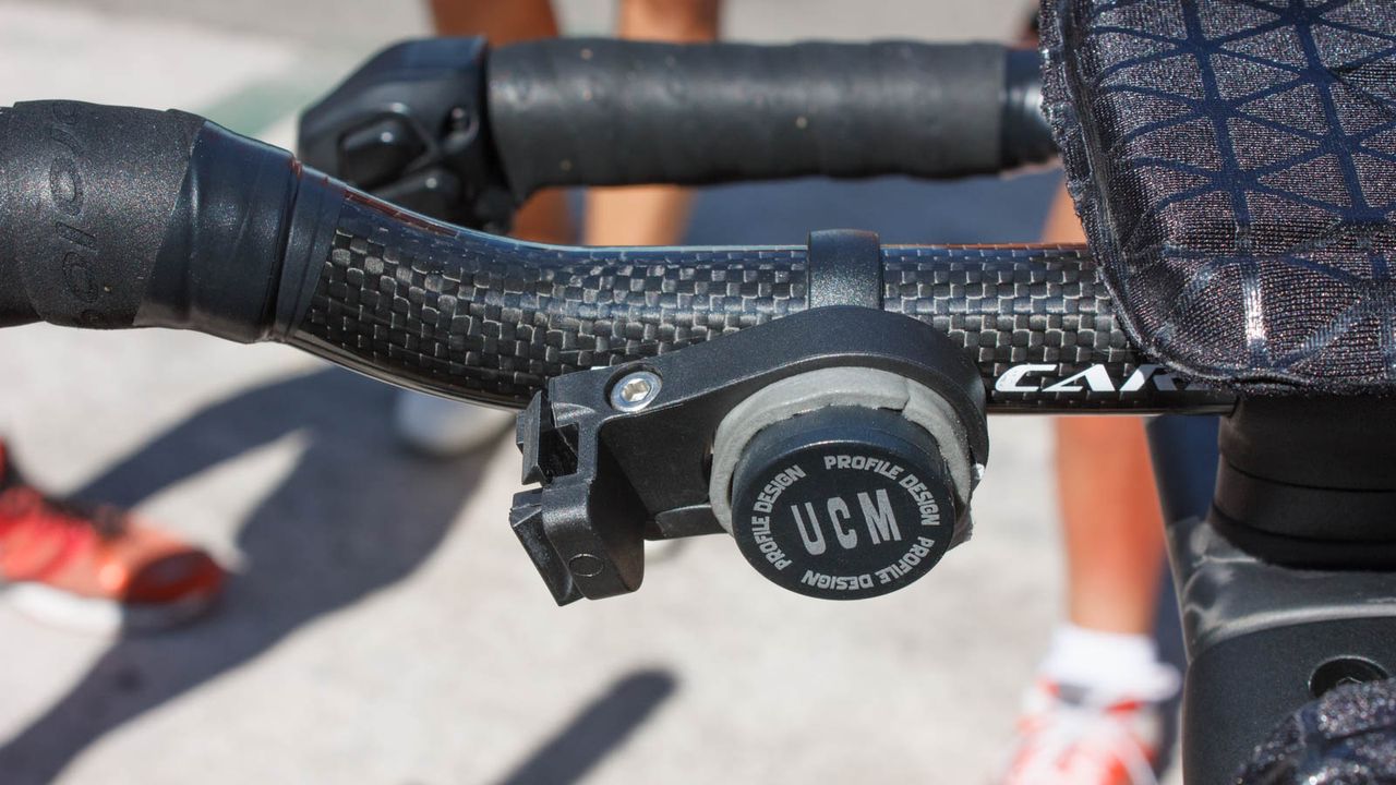 The SRM head unit mount sits between the aero extensions (Matthew Allen / Immediate Media)