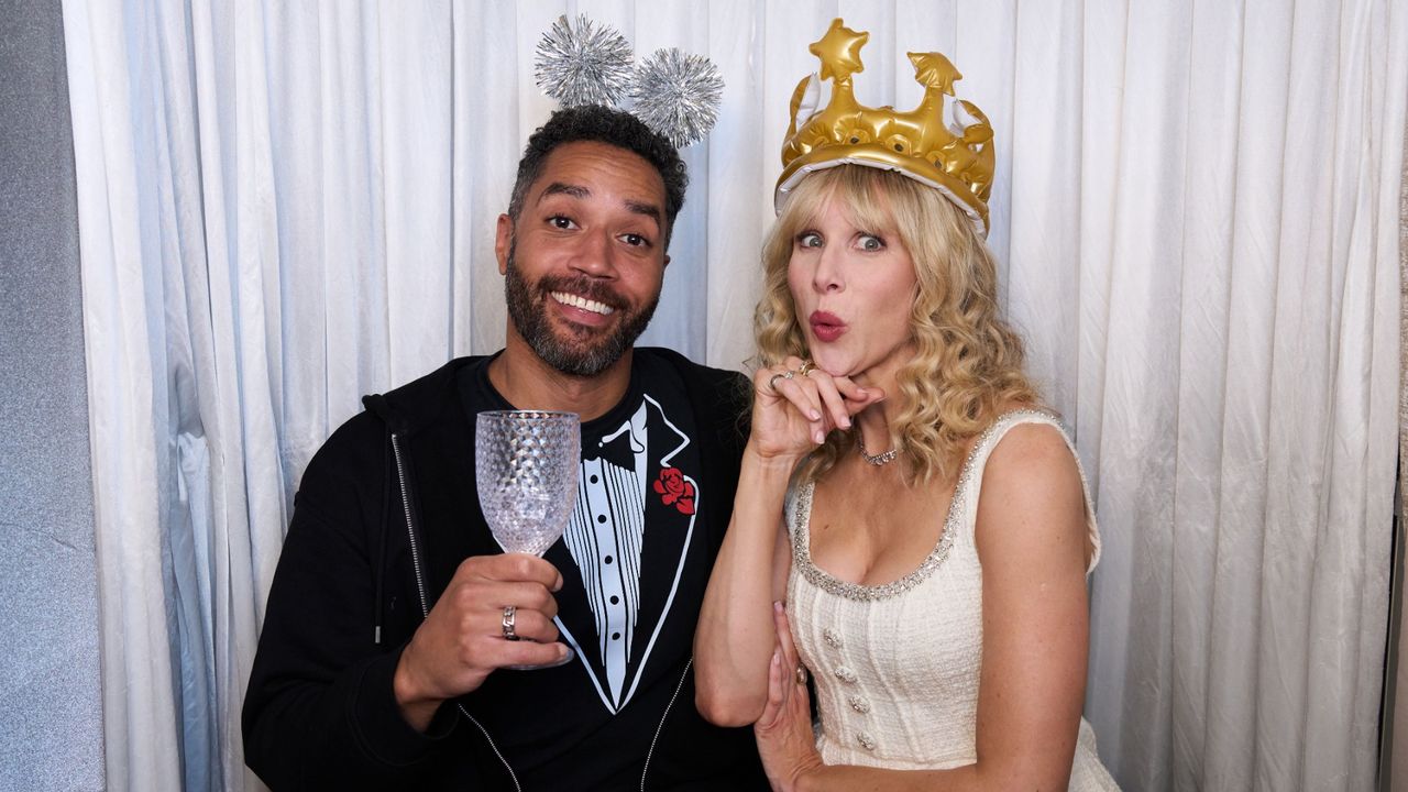 Mal (SAMUEL ANDERSON), Amanda (LUCY PUNCH) in Amandaland