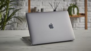 Beste laptop 2022: Apple MacBook Air (M1,2020) liggende på et marmorbord