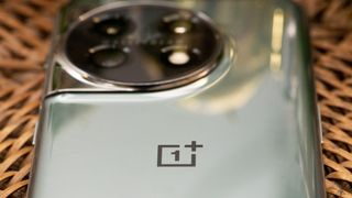 OnePlus 11 en color verde, enfoque en el módulo de cámaras