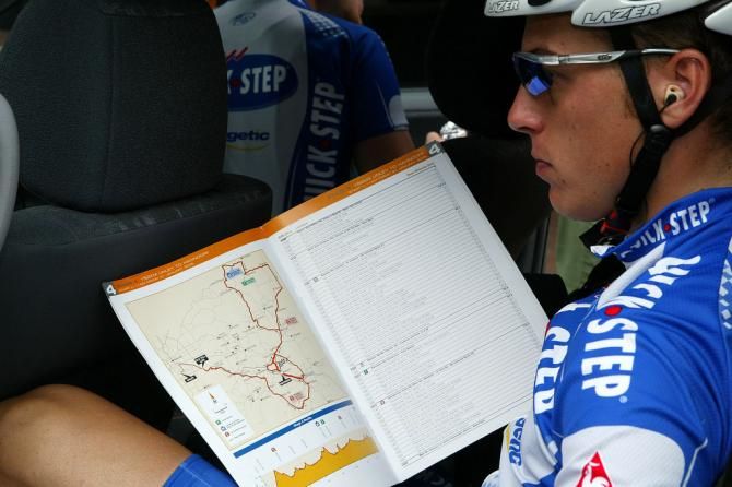 Kevin Weert studies the road book ahead of a stage in 2005