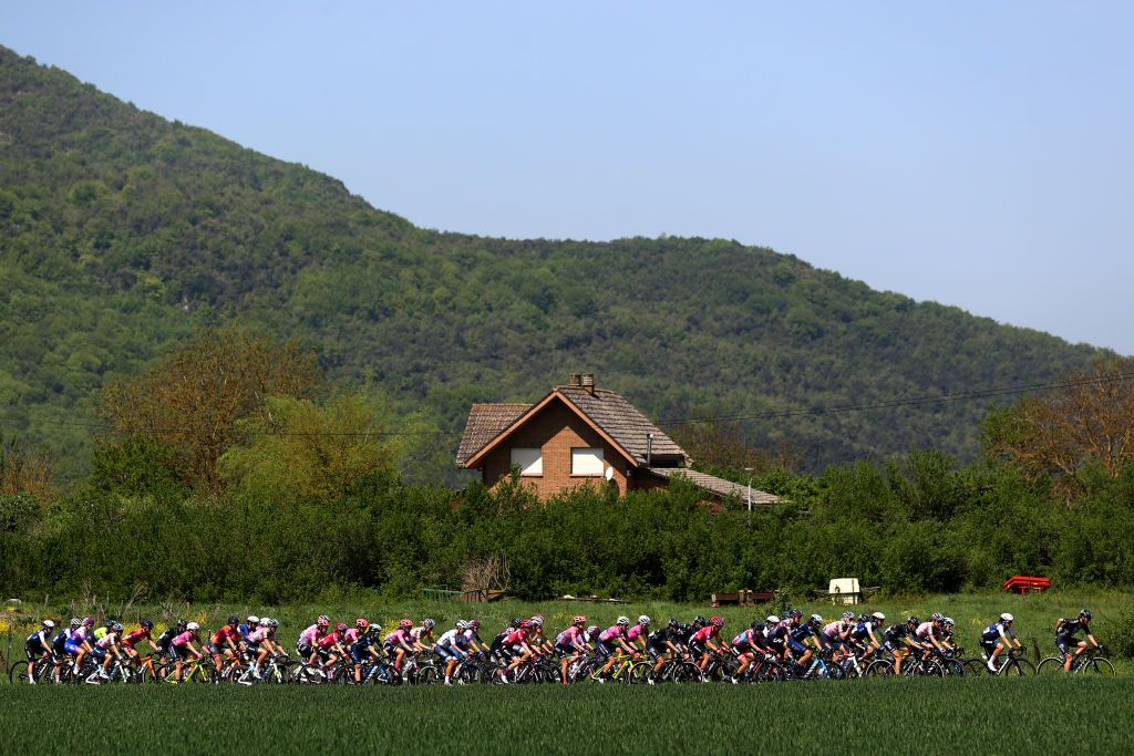LABASTIDA SPAIN MAY 13 A general view of the peloton competing during the 1st Itzulia Women 2022 Stage 1 a 1059km stage from VitoriaGasteiz to Labastida ItzuliaWomen UCIWWT on May 13 2022 in Labastida Spain Photo by Gonzalo Arroyo MorenoGetty Images