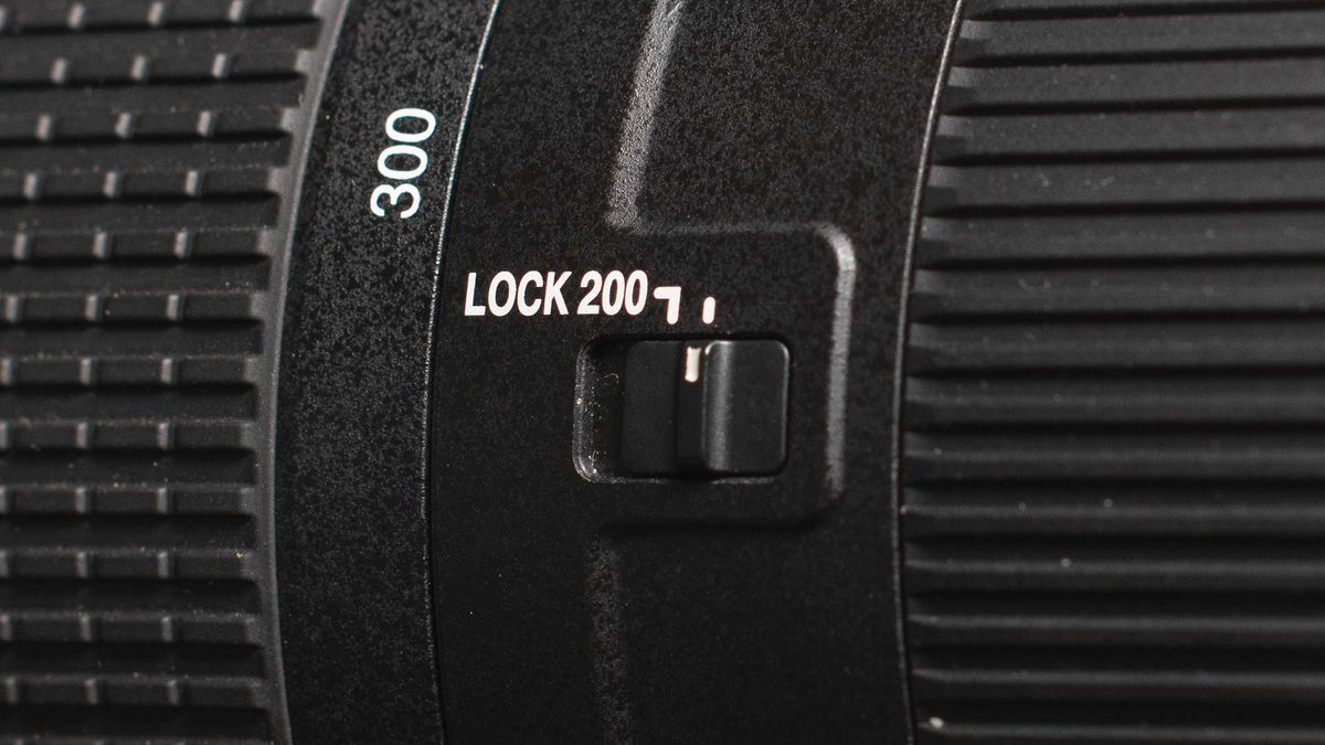 Image shows a closeup sideview of the Nikkor AF-S FX 200-500mm f/5.6E ED VR lens