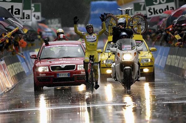 Iban Mayo (Saunier Duval-Prodir) comes home to a solo win.