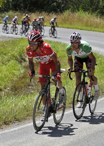 Lachlan Norris and Jay Thompson contest for the KOM points