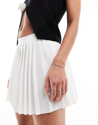 Bershka Raw Edge Pleated Mini Tennis Skirt in White